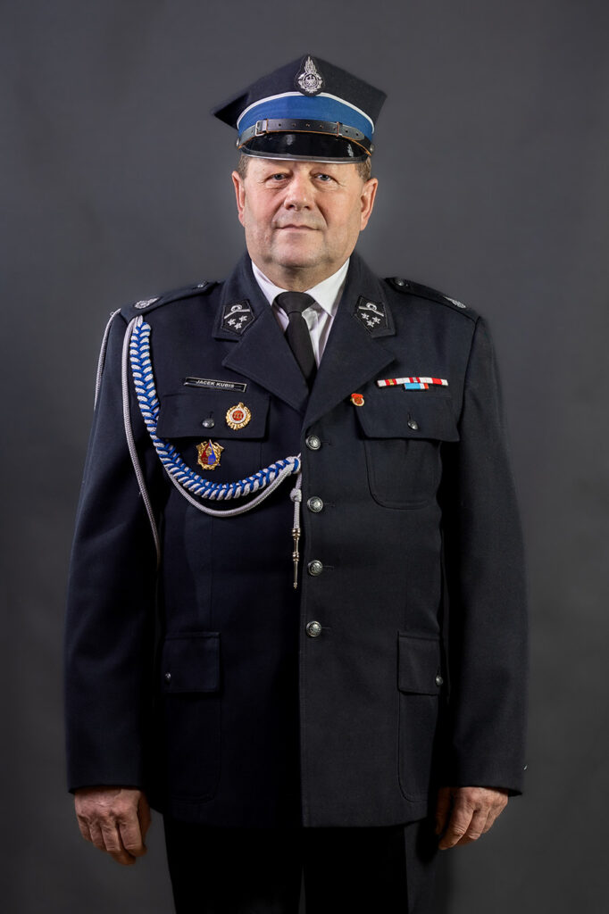 portret mundurowy, strażak. OSP. mundur galowy z czapką