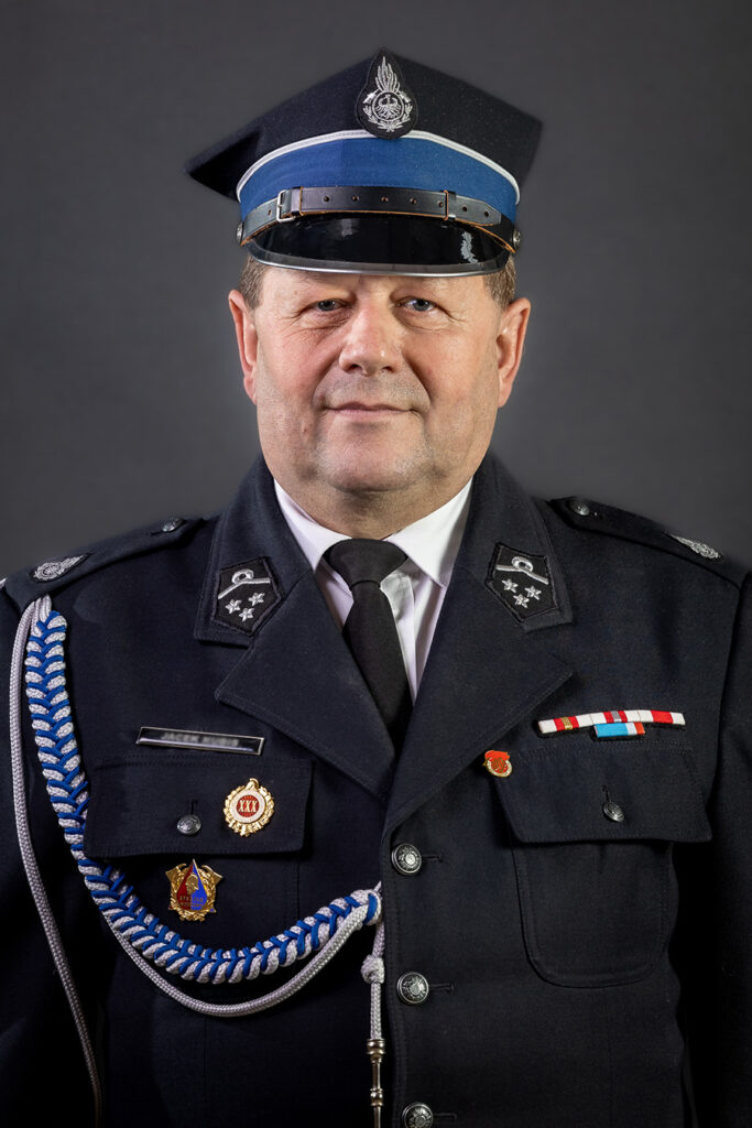 portret mundurowy, strażak. OSP. mundur galowy z czapką