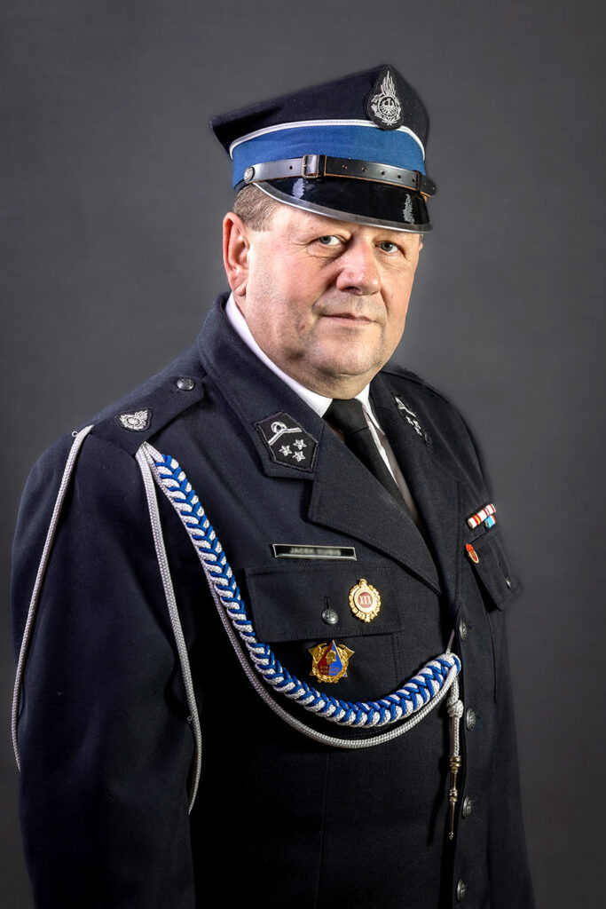 portret mundurowy, strażak. OSP. mundur galowy z czapką