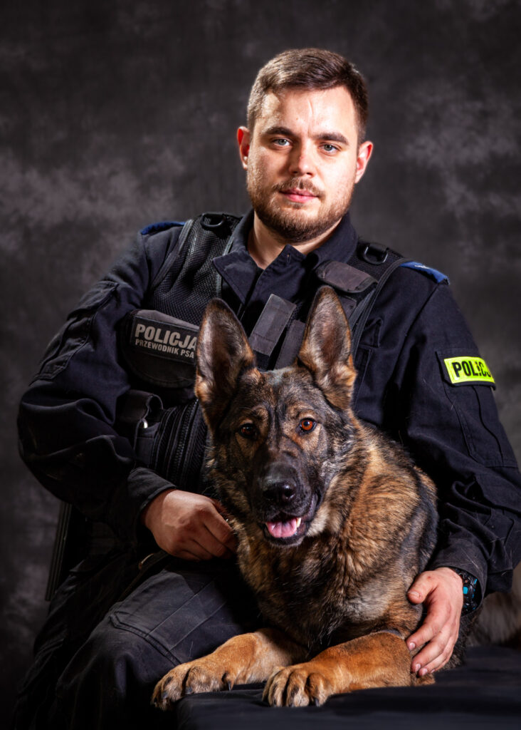 portret mundurowy, policja, policjant z psem służbowymi, mundur służbowy czarny bez czapki