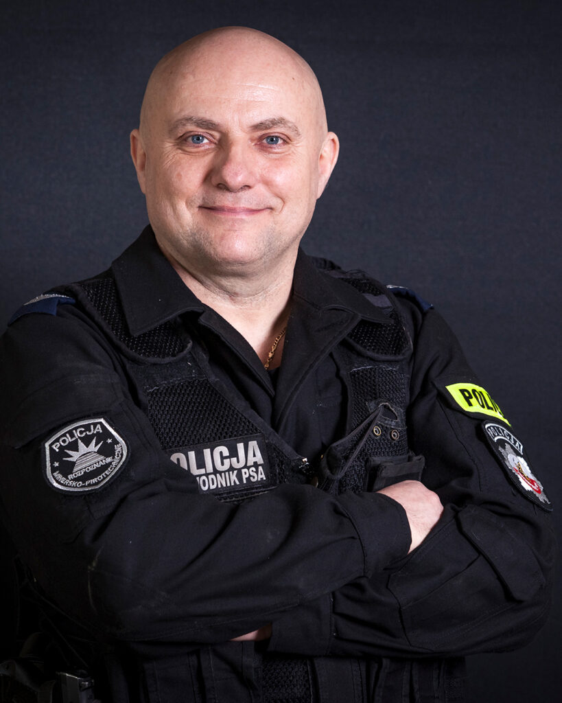portret mundurowy, policja, policjant, mundur służbowy czarny bez czapki, kamizelka taktyczna