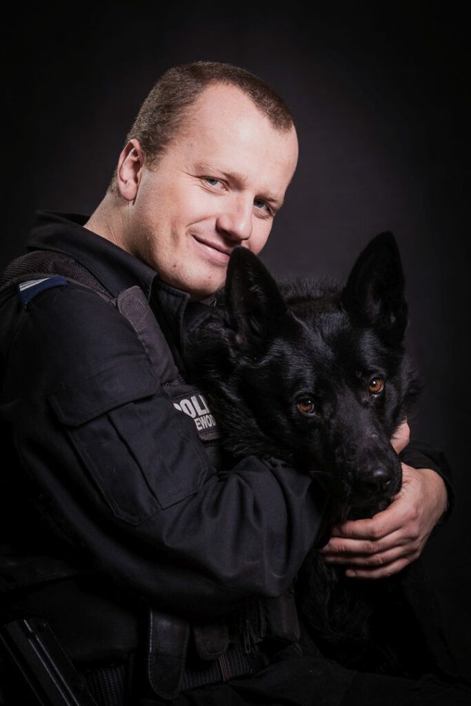 portret mundurowy, policja, policjant z psem służbowymi, mundur służbowy czarny bez czapki