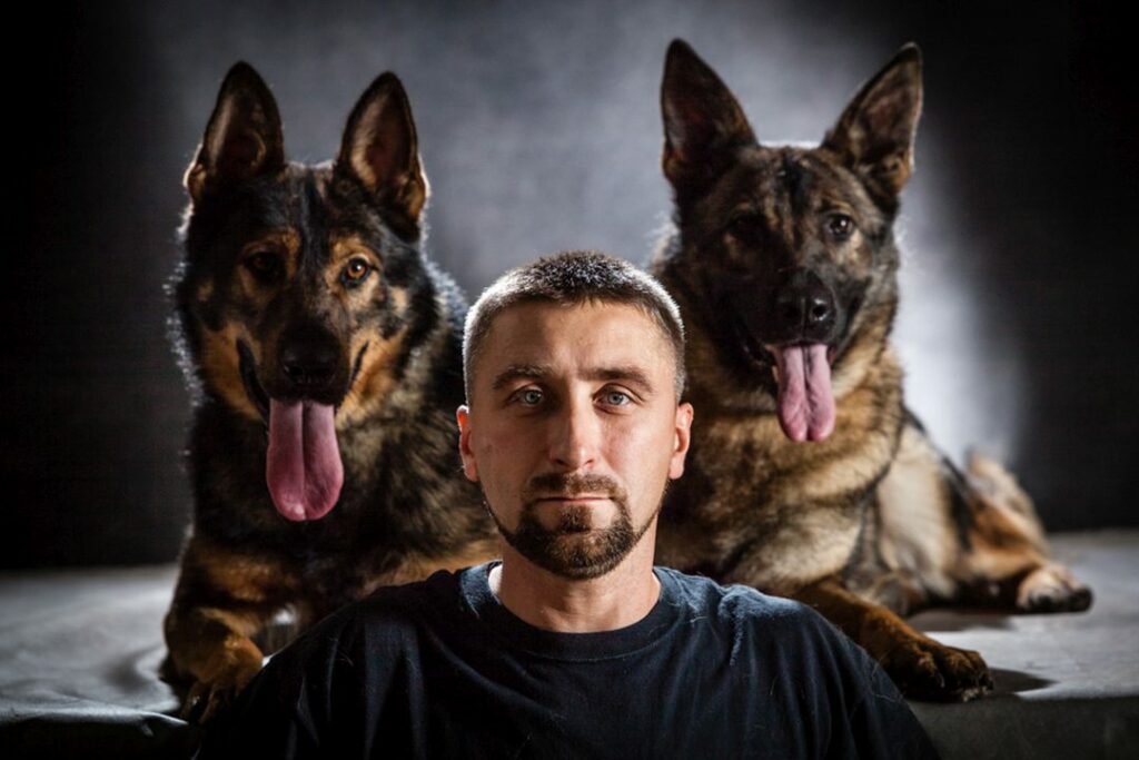 portret mundurowy, policja, policjant z psami służbowymi, mundur ćwiczebny bez czapki