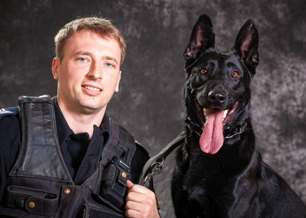 portret mundurowy, policja, policjant z psem służbowymi, mundur służbowy czarny bez czapki